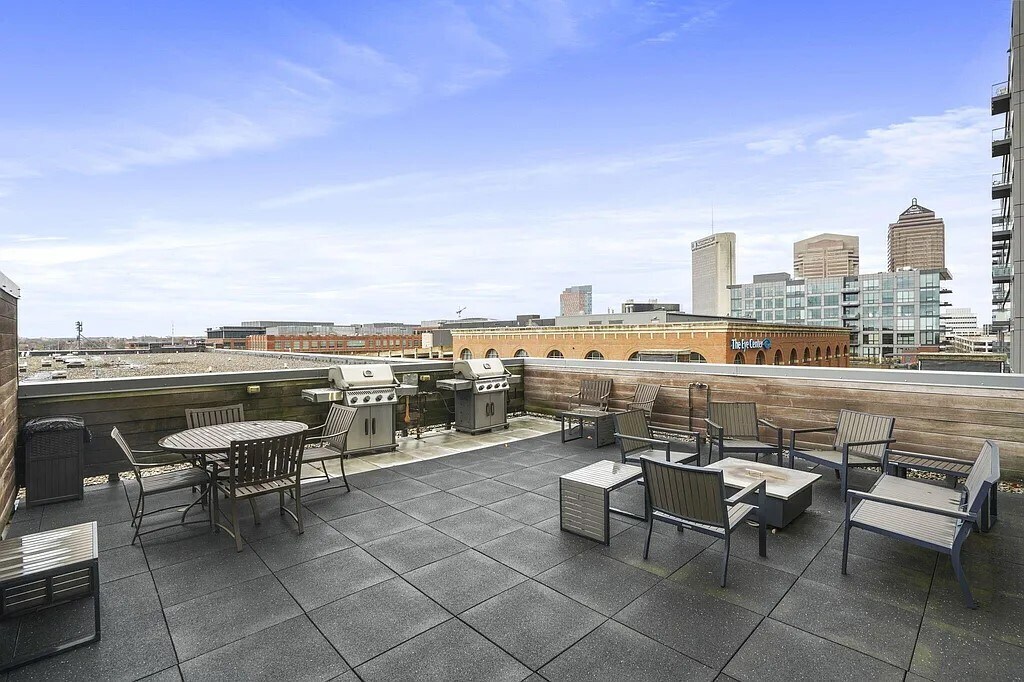 Grill deck on 6th floor - 300 W Spring St