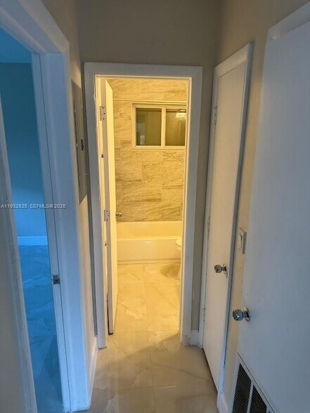 Bath - 1021 NW 25th Way