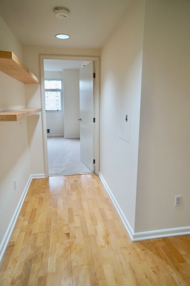 Building Photo - Excellent South Beach Location-1 Bed/1 Bath in Amenity Building with W/D & Garage Parking!