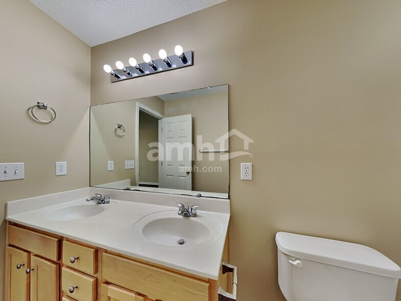 Building Photo - 235 Emerald Isle Dr