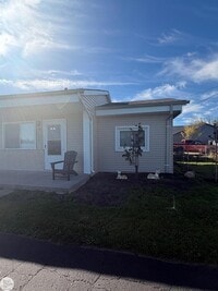 Building Photo - 9237 N River Rd