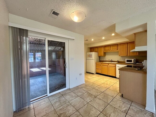 Building Photo - SHORT TERM RENTAL! 3Br/2Ba Condo in the Heart of Boulder