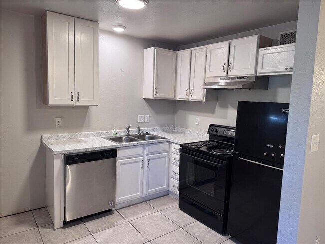 Building Photo - 901 Parmer Ave