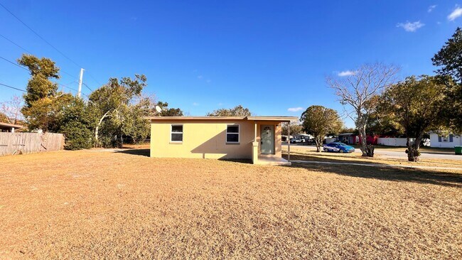 Building Photo - $300 off of a month of rent! Charming 3-Bedroom Home in Deltona! – Pets Welcome (Up to 30 lbs) – ...