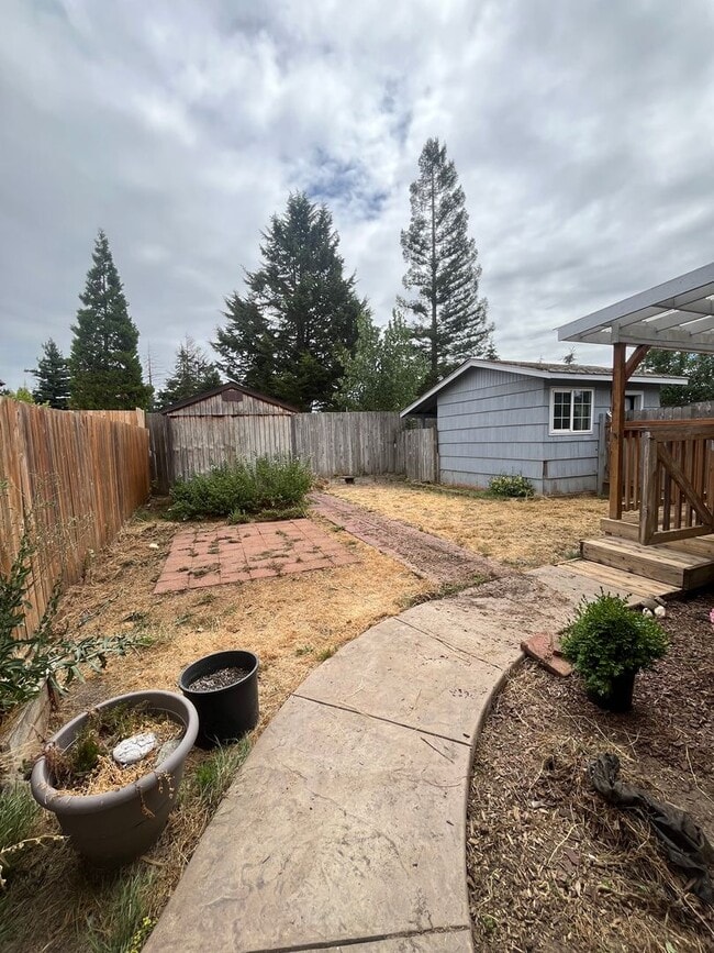 Building Photo - 2-Bedroom 1-Bathroom unit W/ private deck and yard