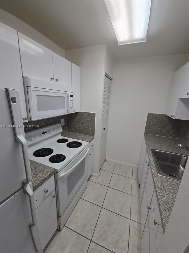 Building Photo - 9718 Hammocks Blvd