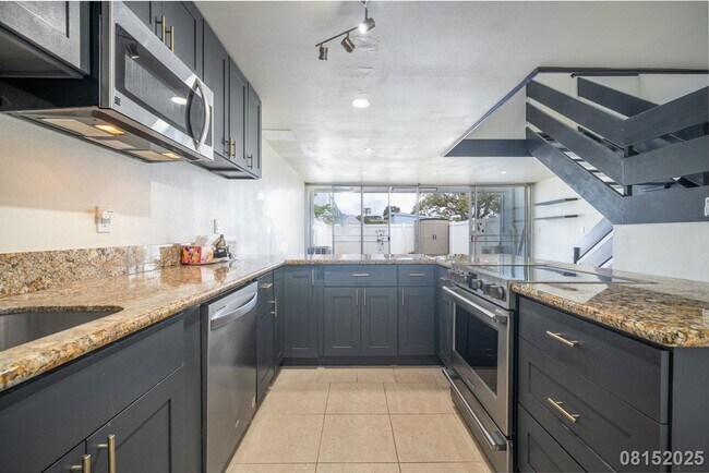 Building Photo - 3 Bed 3 Bath in Laulea Townhomes