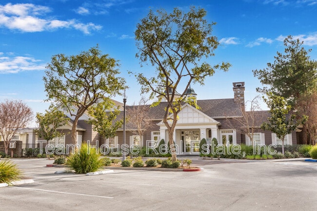 Building Photo - 27007 Edgewater Lnr