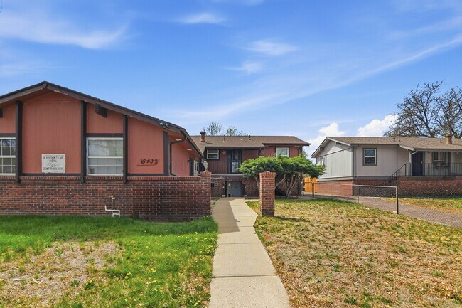 Building Photo - $1,300.95 with $300.00 off the first month's rent, 2 Beds - 1 Bath, Triplex in Aurora with Washer...