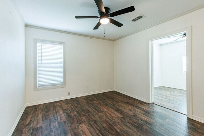 Building Photo - Move In Special!  2 Bedroom Close to Texas...