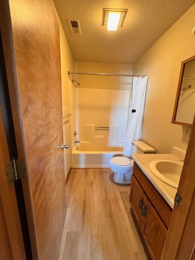 Building Photo - NEW LISTING 2 bed duplex in Albion, IN!