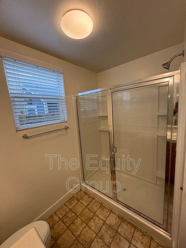 Building Photo - 3116 W Buena Vista Ave