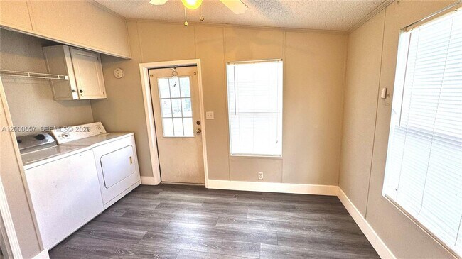 Building Photo - 220 NE 12th Ave