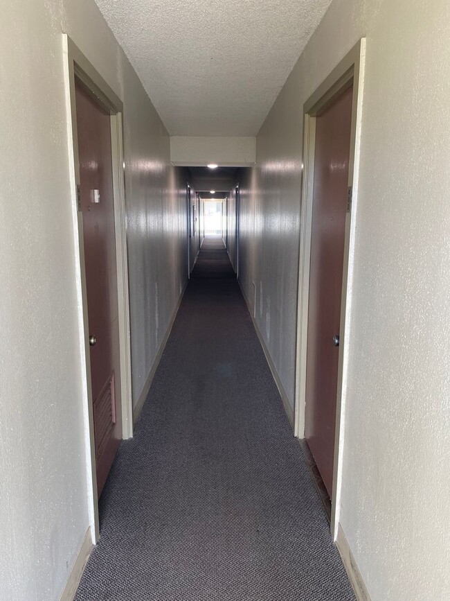 Building Photo - 2 bed, 1 bath, located on 4th floor. Inclu...