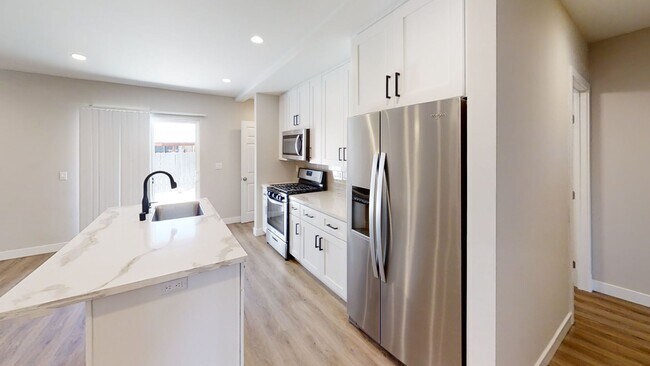 Building Photo - Newly Renovated, 7 BD 4 BR, Close to Campus!