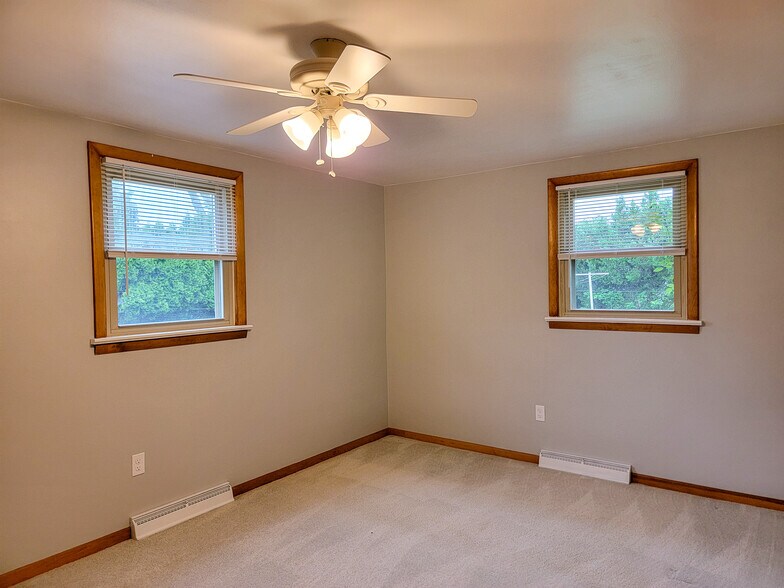 Building Photo - 902 Maple Ln