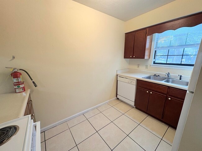 Building Photo - 1858 Sylvan Ct