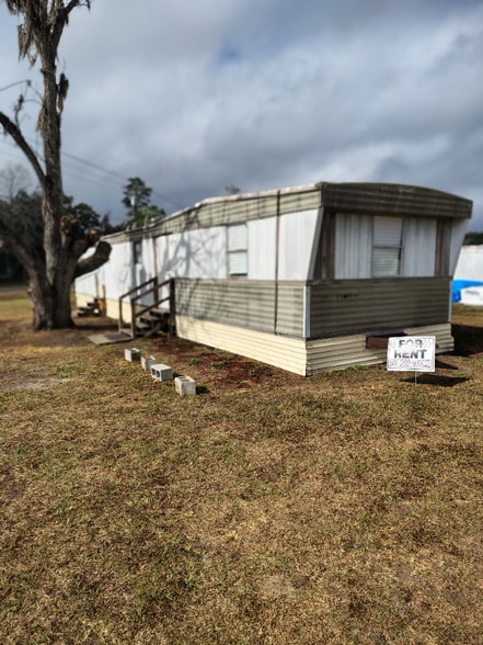Building Photo - 210 SE Camelot Loop