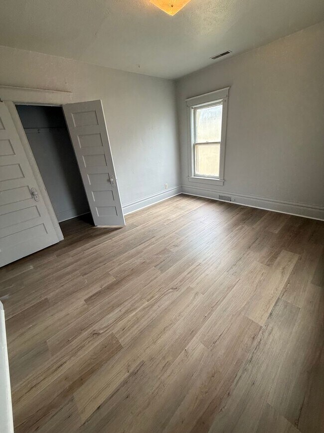 Building Photo - 415 George St