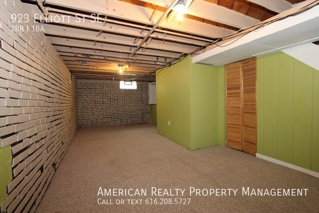 Building Photo - 923 Elliott St SE