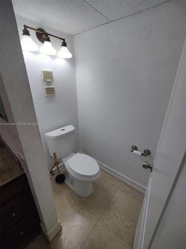 Building Photo - 616 Executive Center Dr