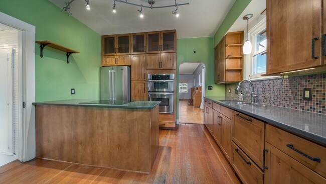Building Photo - Craftsman Bungalow In Patty Jewett Neighborhood