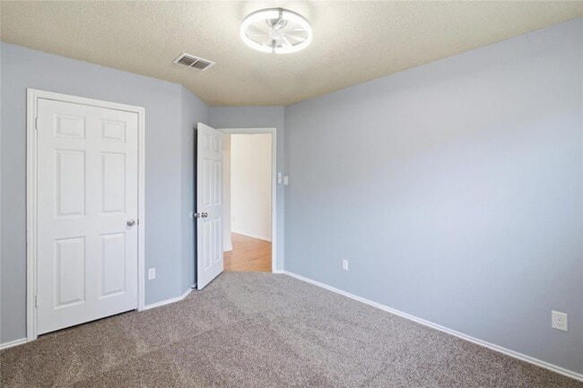 Building Photo - 120 Mule Deer Ct