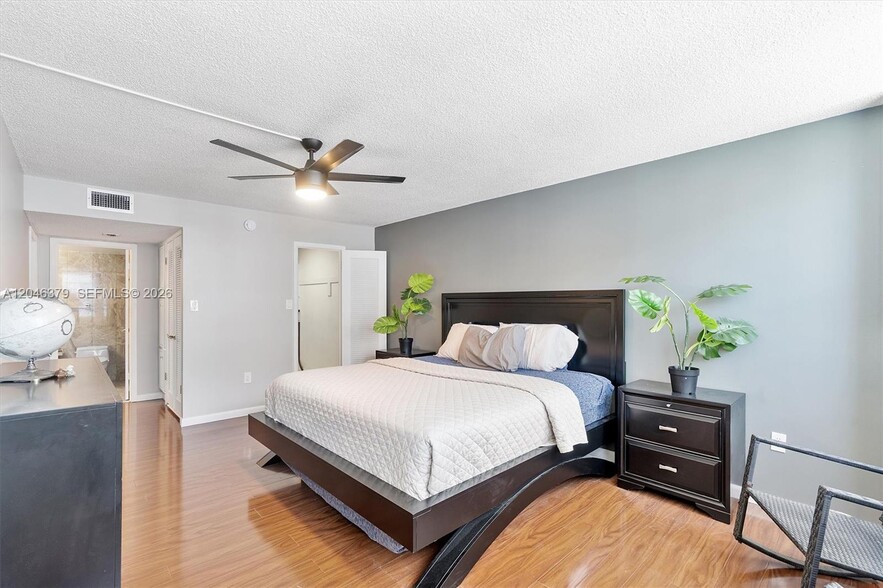 Building Photo - 18031 Biscayne Blvd
