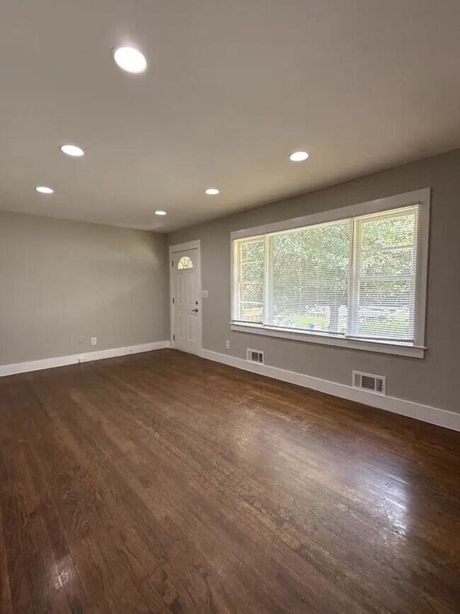 Building Photo - 2578 Rockcliff Rd SE
