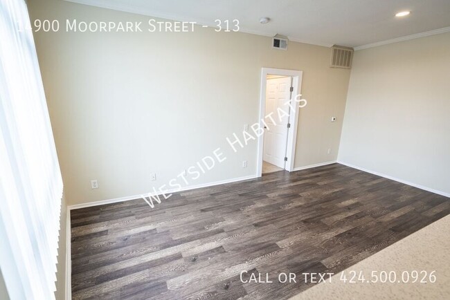 Building Photo - 14900 Moorpark St