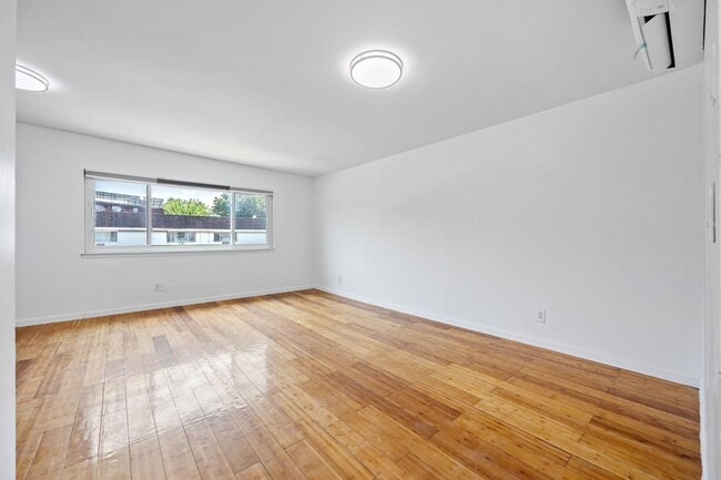 Building Photo - 657 Evergreen Ave