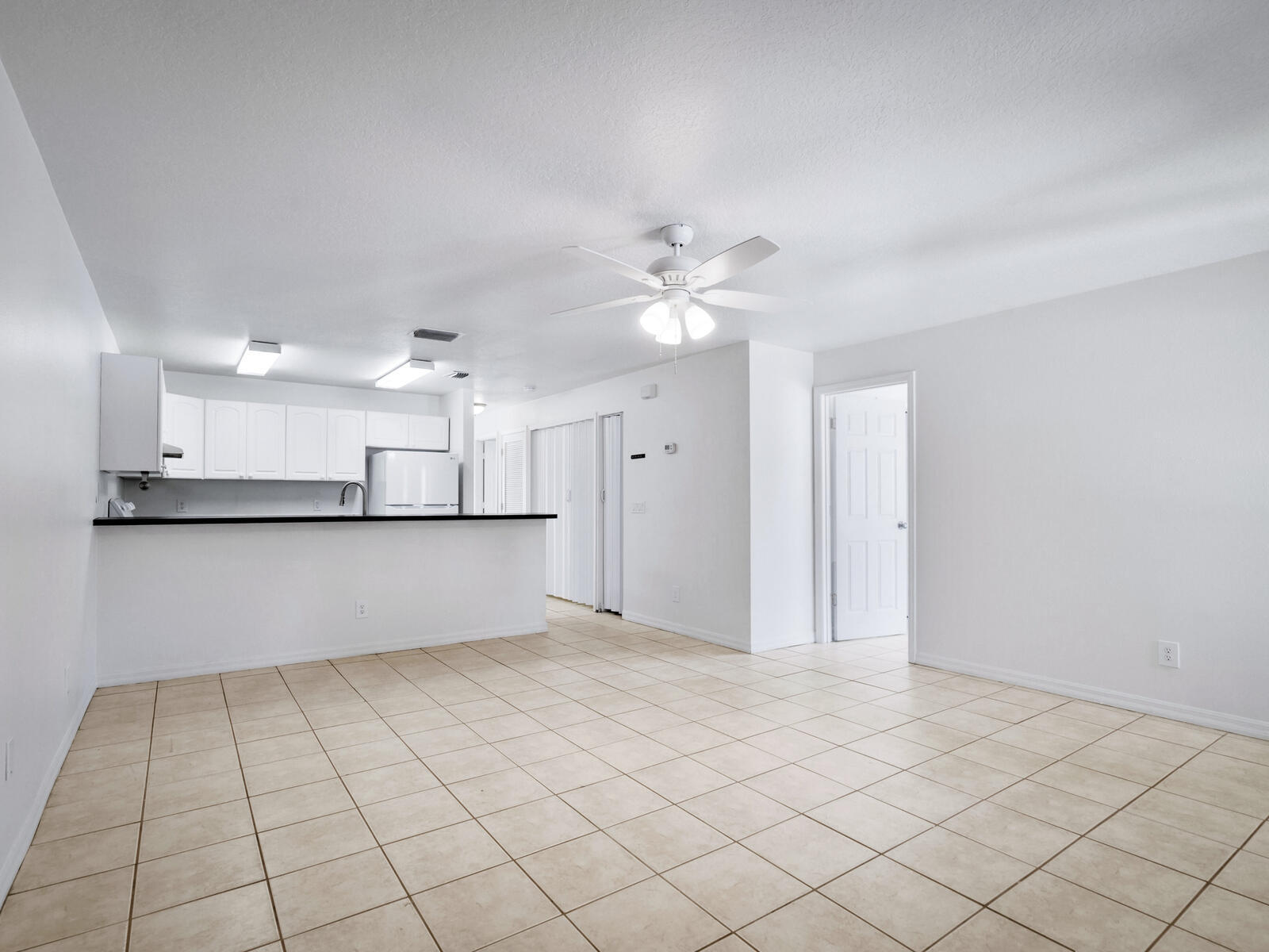 large living room/dining room, open to the kitchen. Pantry & laundry in hallway to the right. - 4834 Old Bradenton Rd