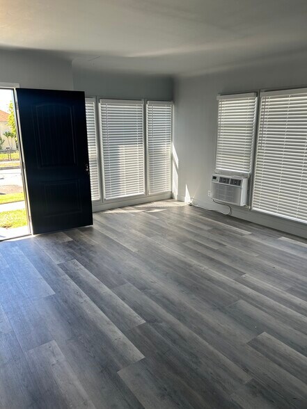 Building Photo - 3520 W Via Corona