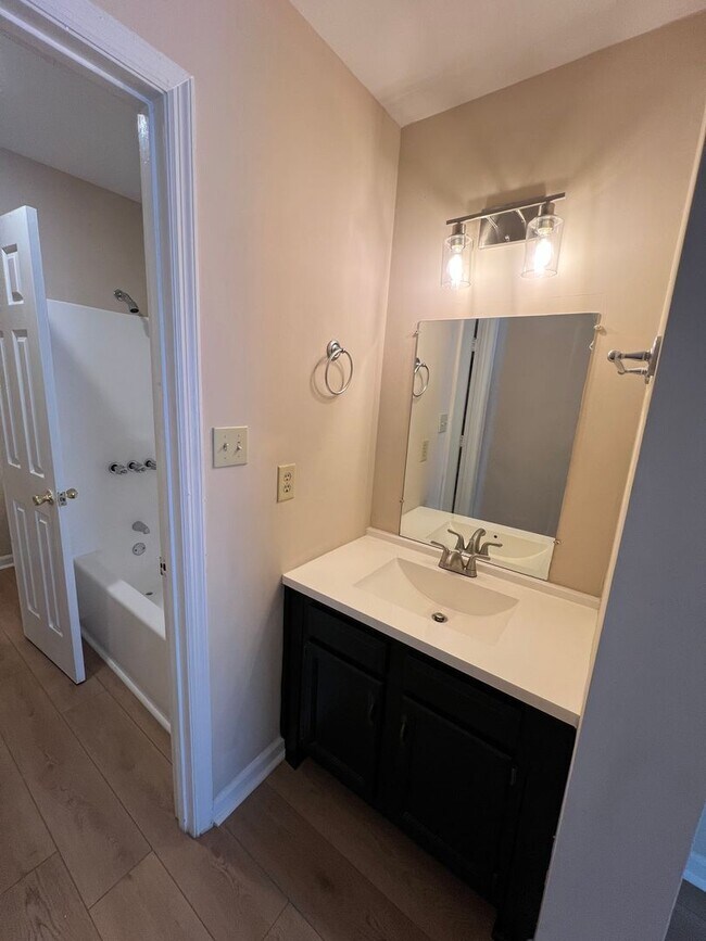 Building Photo - 2 bed 1 bath Available now!