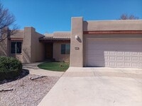 Building Photo - 3 Bedroom, 2 Bathroom! Lovely Home!