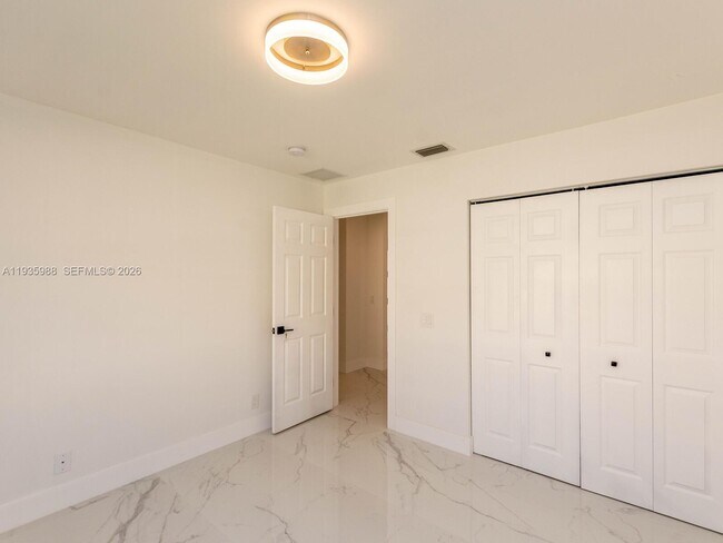 Building Photo - 381 Cameron Dr