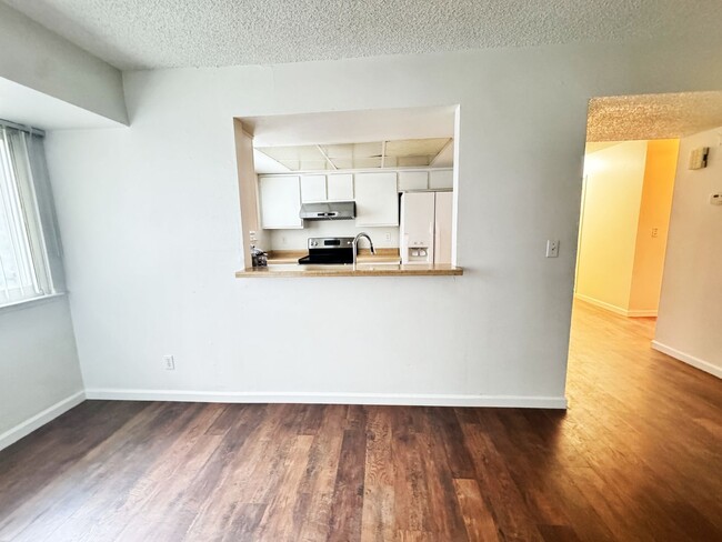 Building Photo - 2 Bed, 2 Bath Condo with Storage in Gated ...