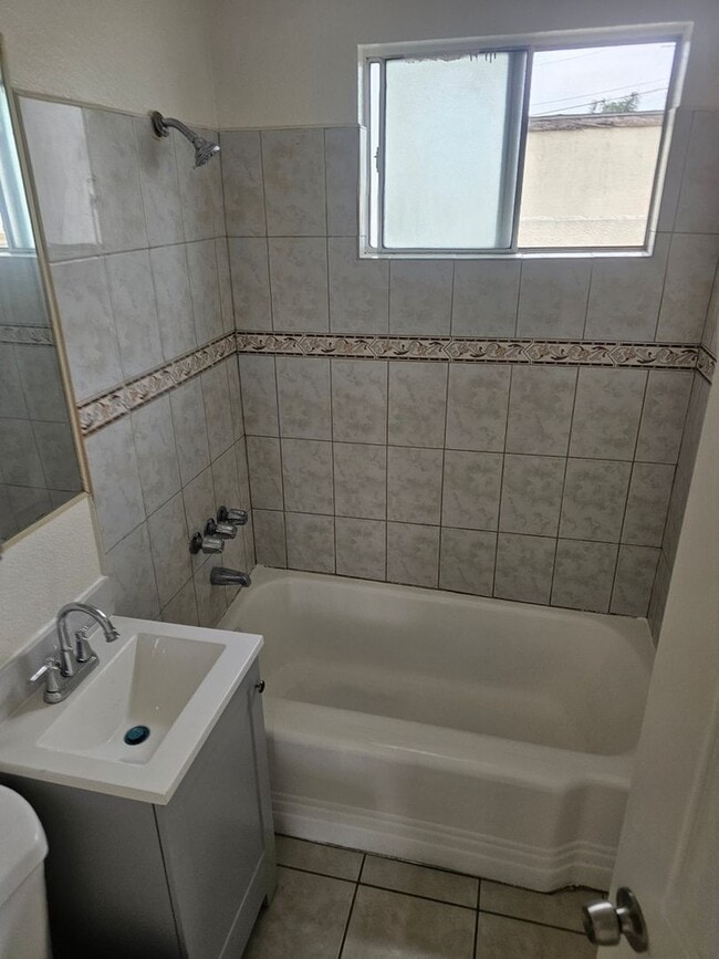 Building Photo - Charming 3BR Condo in Fontana