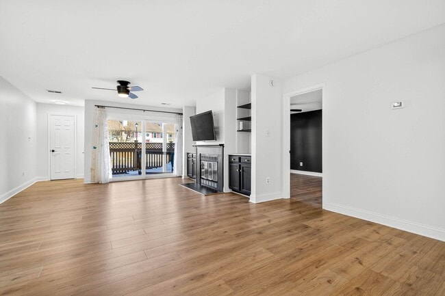 Building Photo - Very Nicely Update Condo in Prime Location!