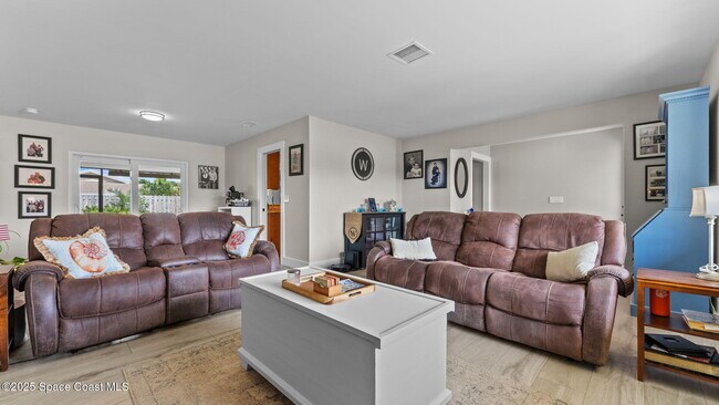 Building Photo - 375 Cherry Dr