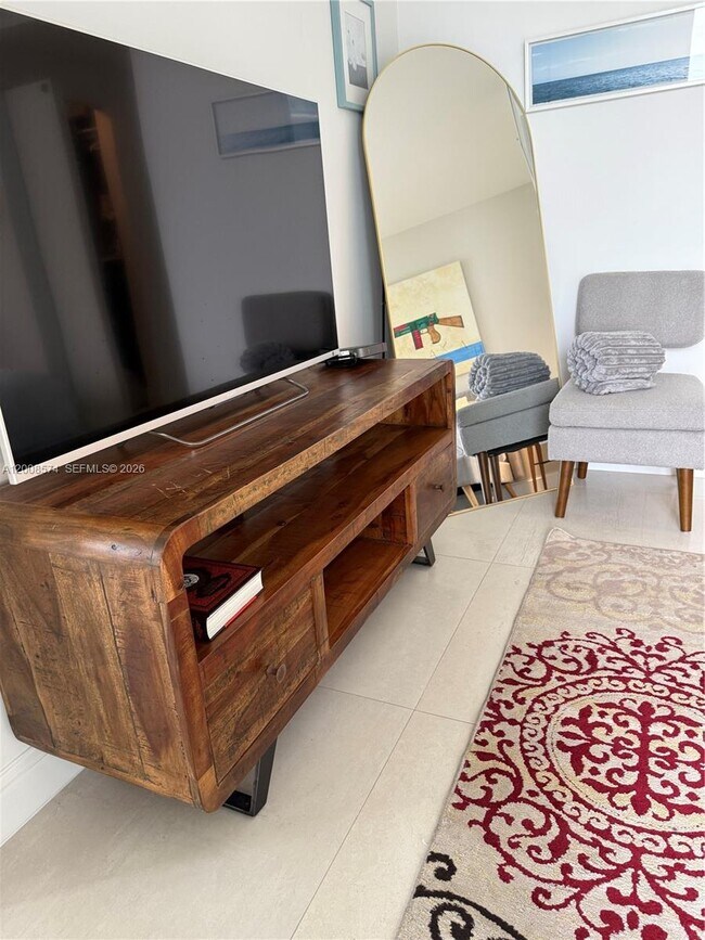 Building Photo - 1300 Brickell Bay Dr