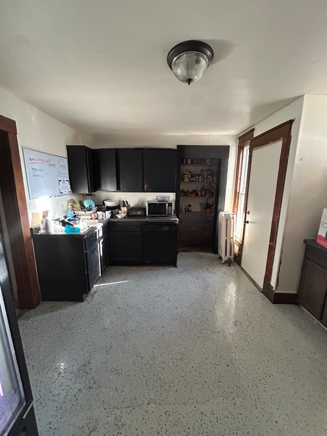 Building Photo - 8 Bed 3 Bath close to UWEC!