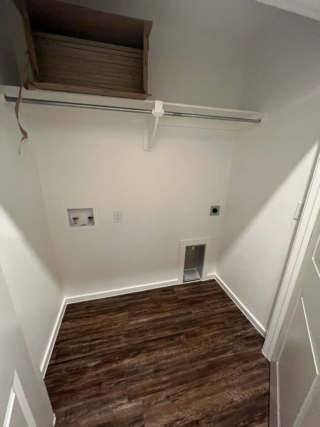 Building Photo - Available NOW! 3/2/1 Town Home