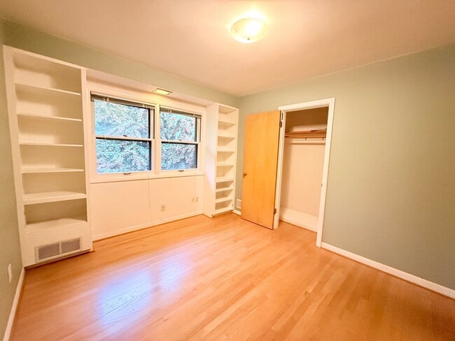 Building Photo - Charming 4 Bedroom Home with Fully Fenced Backyard!