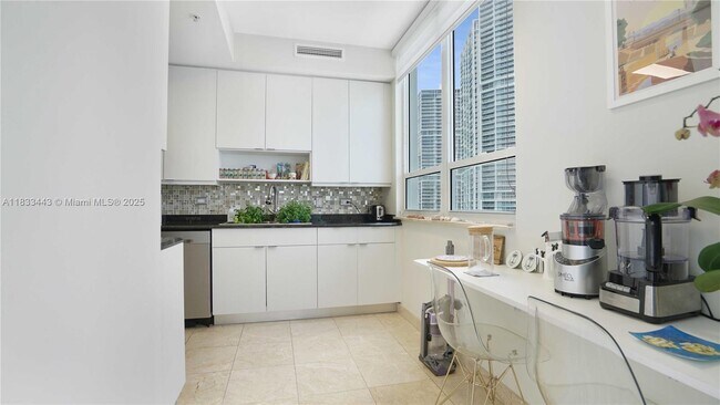 Building Photo - 801 Brickell Key Blvd