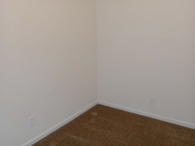 Building Photo - Darling 3 Bedroom Ranch with Fully Fenced ...