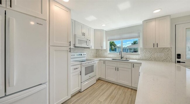 Building Photo - 909 Spanish Dr N