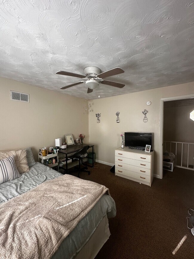 Building Photo - 136 Lorentz St