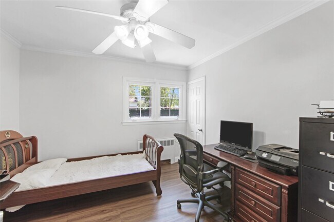 Building Photo - 1498 Kew Ave