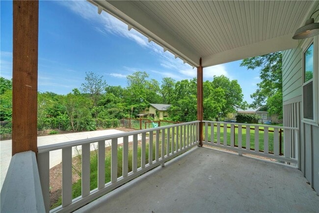 Building Photo - 1006 E 8th St